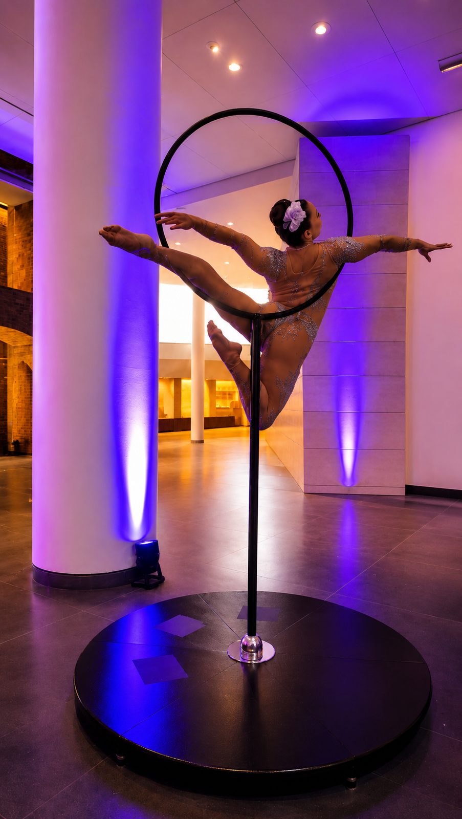 Freestanding lollipop lyra apparatus with aerialist mid-pose